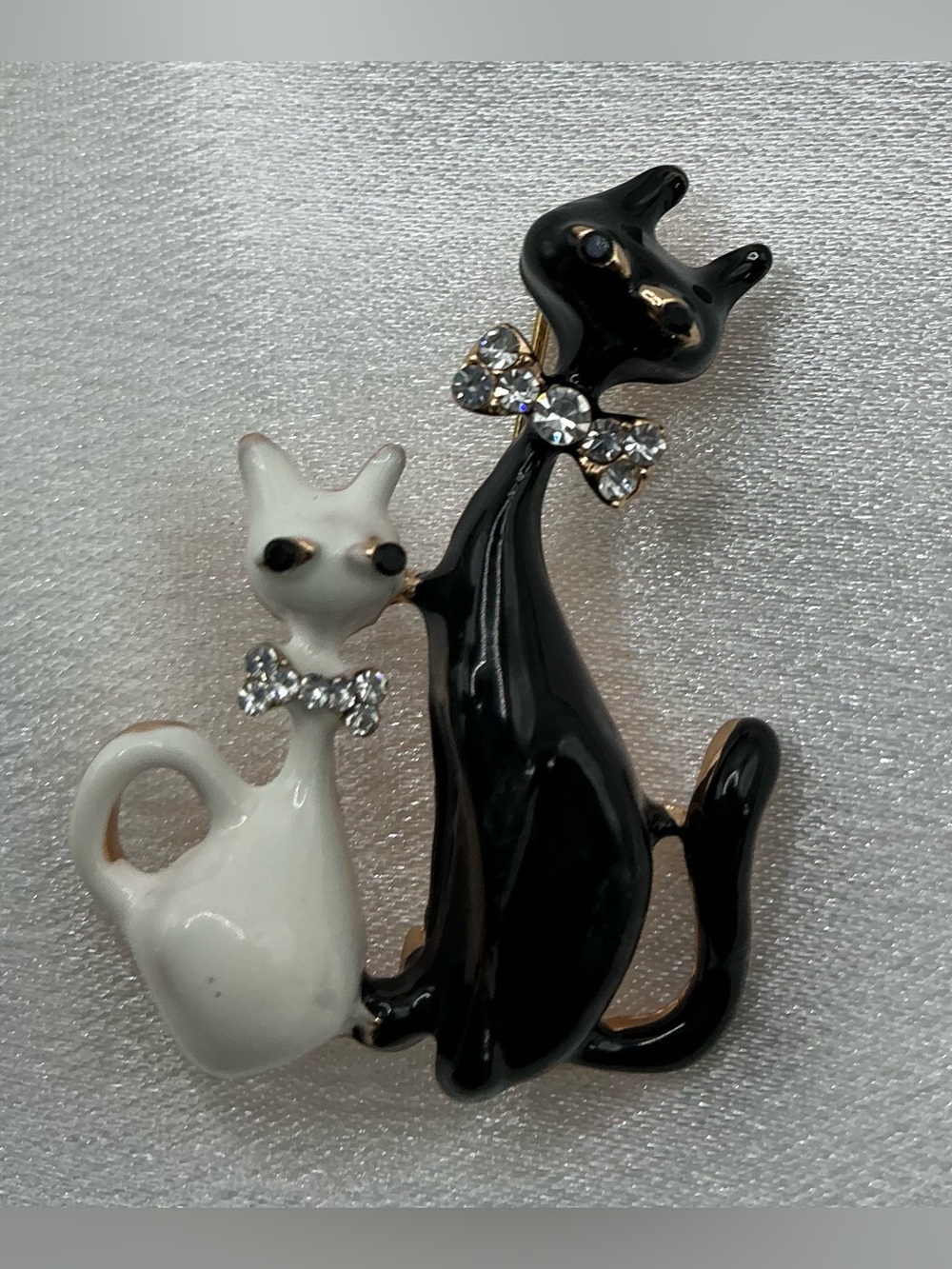 BLACK AND WHITE ENAMEL RHINESTONE SIAMESE STYLE CATS WITH BOWTIES BROOCH NWOT